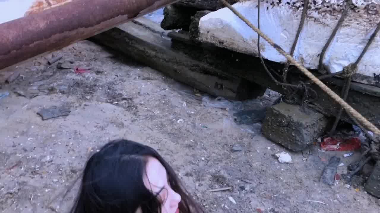  中国超高颜值美少女qinweiyingjie 户外港口露出 的剧照6