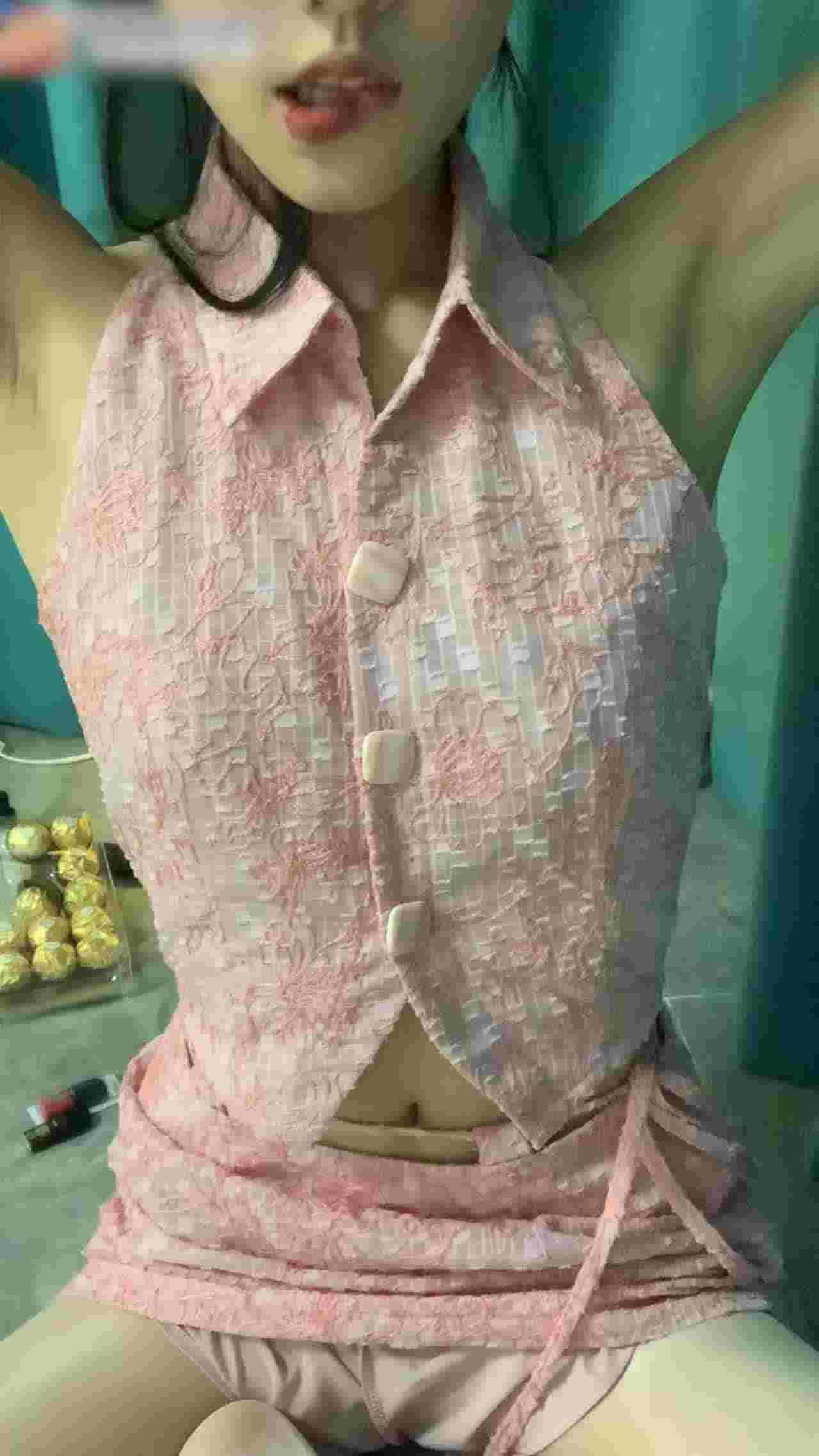  谁给这小骚货一顿好活！勾引红舌狂舔特写美足 的剧照5