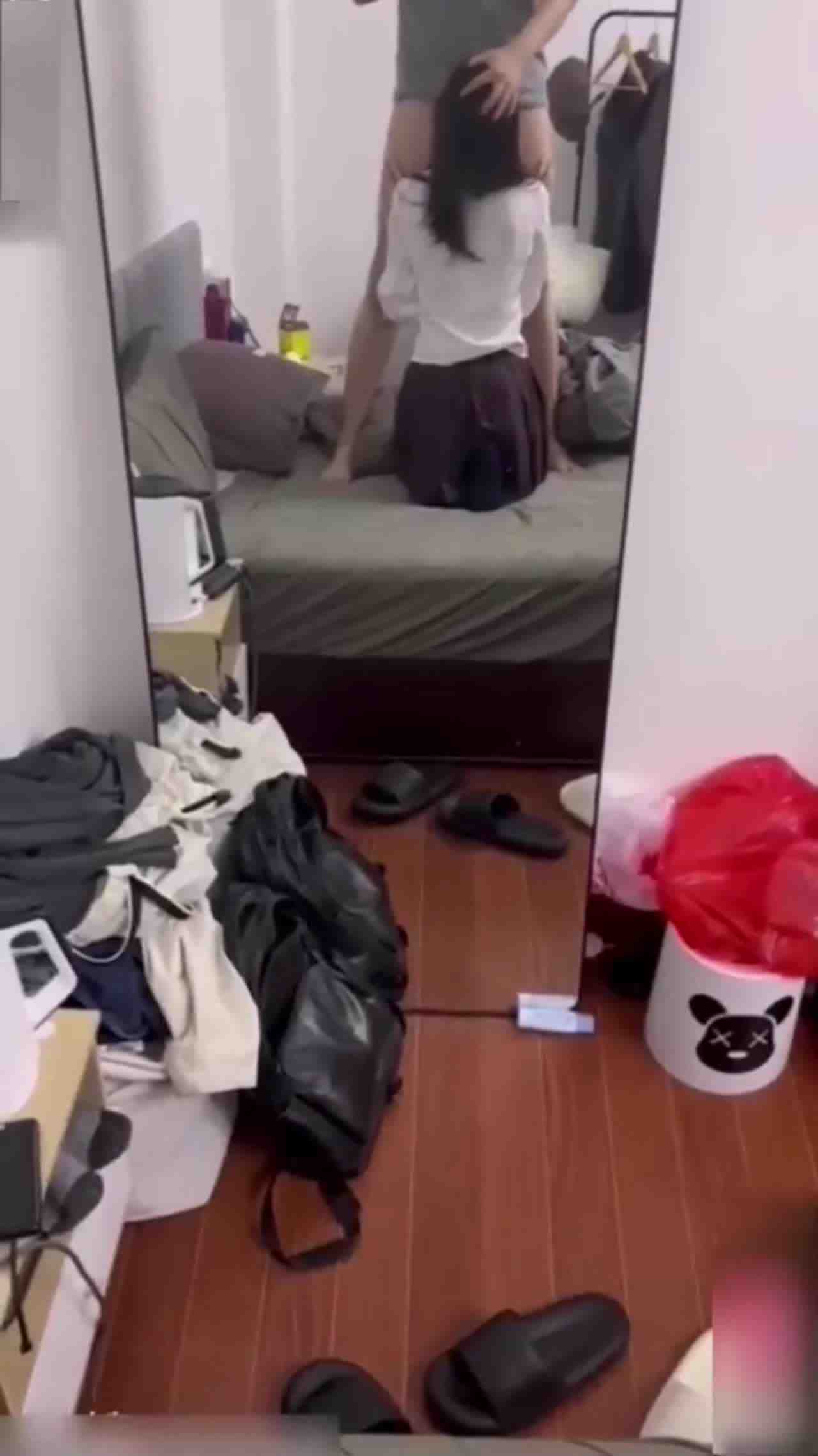  大神调教05年清纯ik学妹，深喉口爆，大屌无情输出淫穴，小脸都被爸爸打肿了，后入内射！ 的剧照3