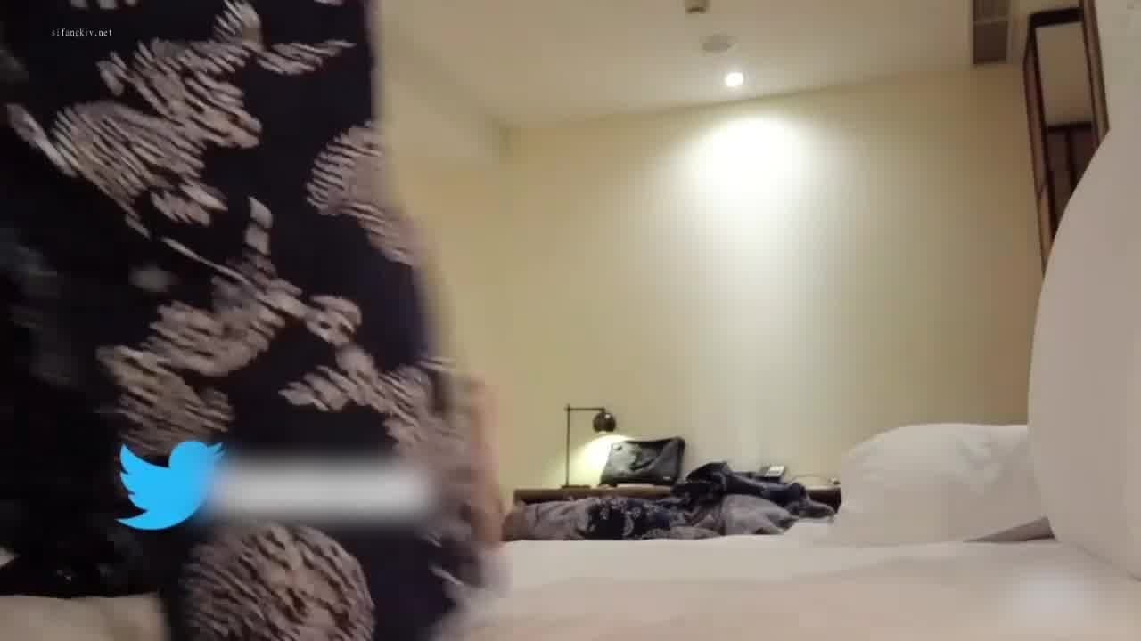  推特女神 couplelove 兔女郎的诱惑让老板们精虫旺盛 3P真不错！ 的剧照9