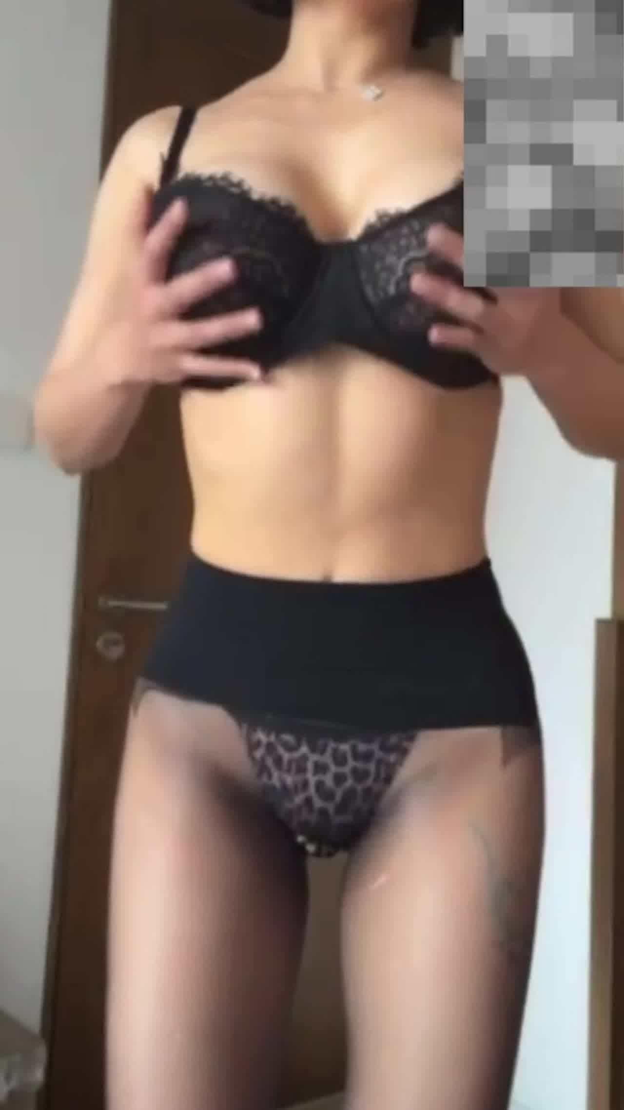  果儿Victoria  1对1裸聊，人越红大尺度越难得 的剧照7