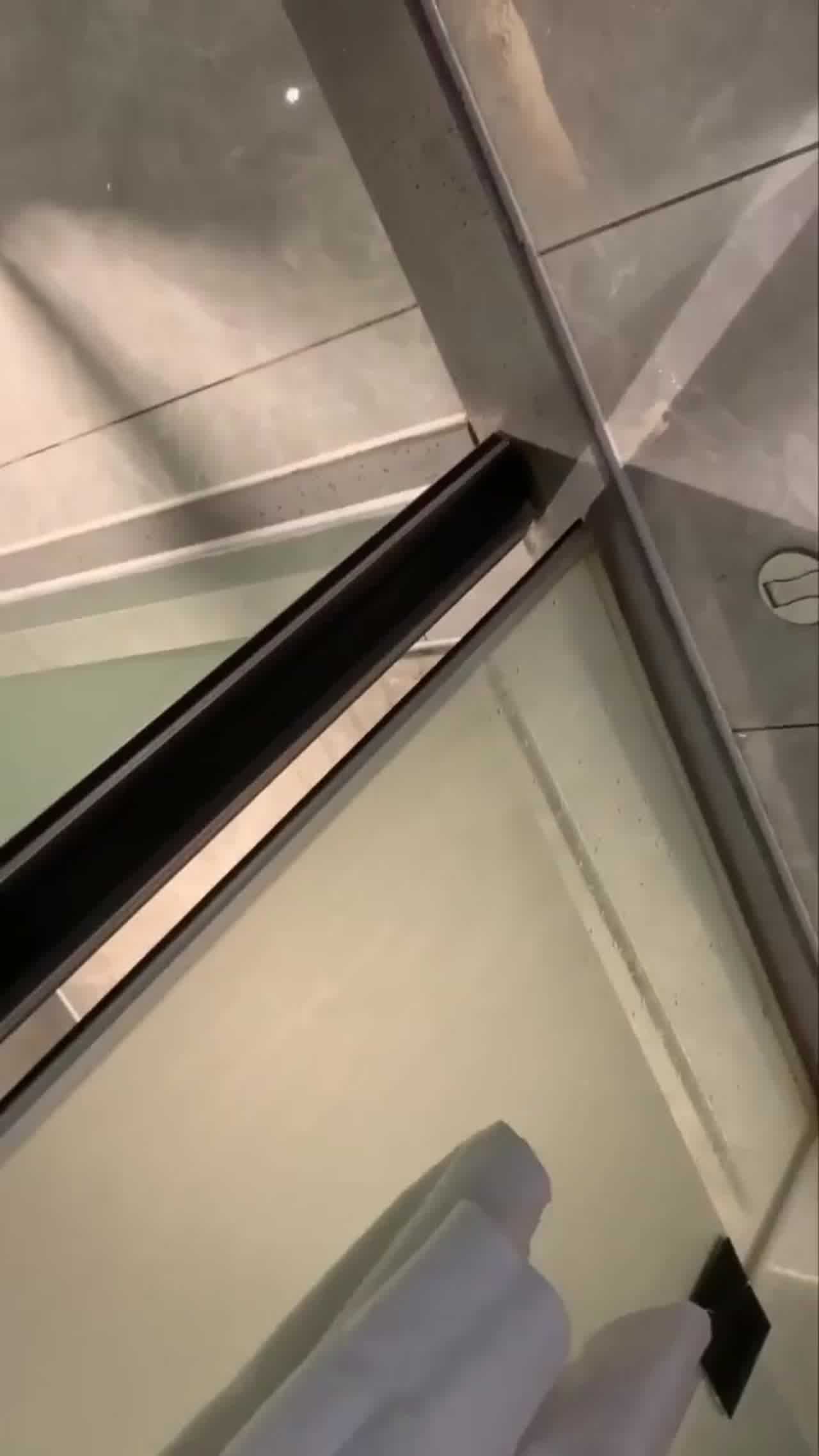  强烈推荐这部!【推特大神】调教高颜值美乳舞蹈生，跪着深喉扇耳光‘太顶了我不行了’全程骚话，嗷嗷乱叫！ 的剧照1