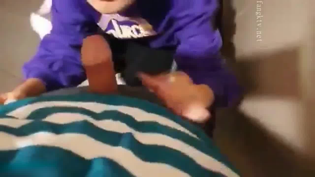  偷偷摸摸在厕所的中学生情侣大胆不怕被发现 的剧照8