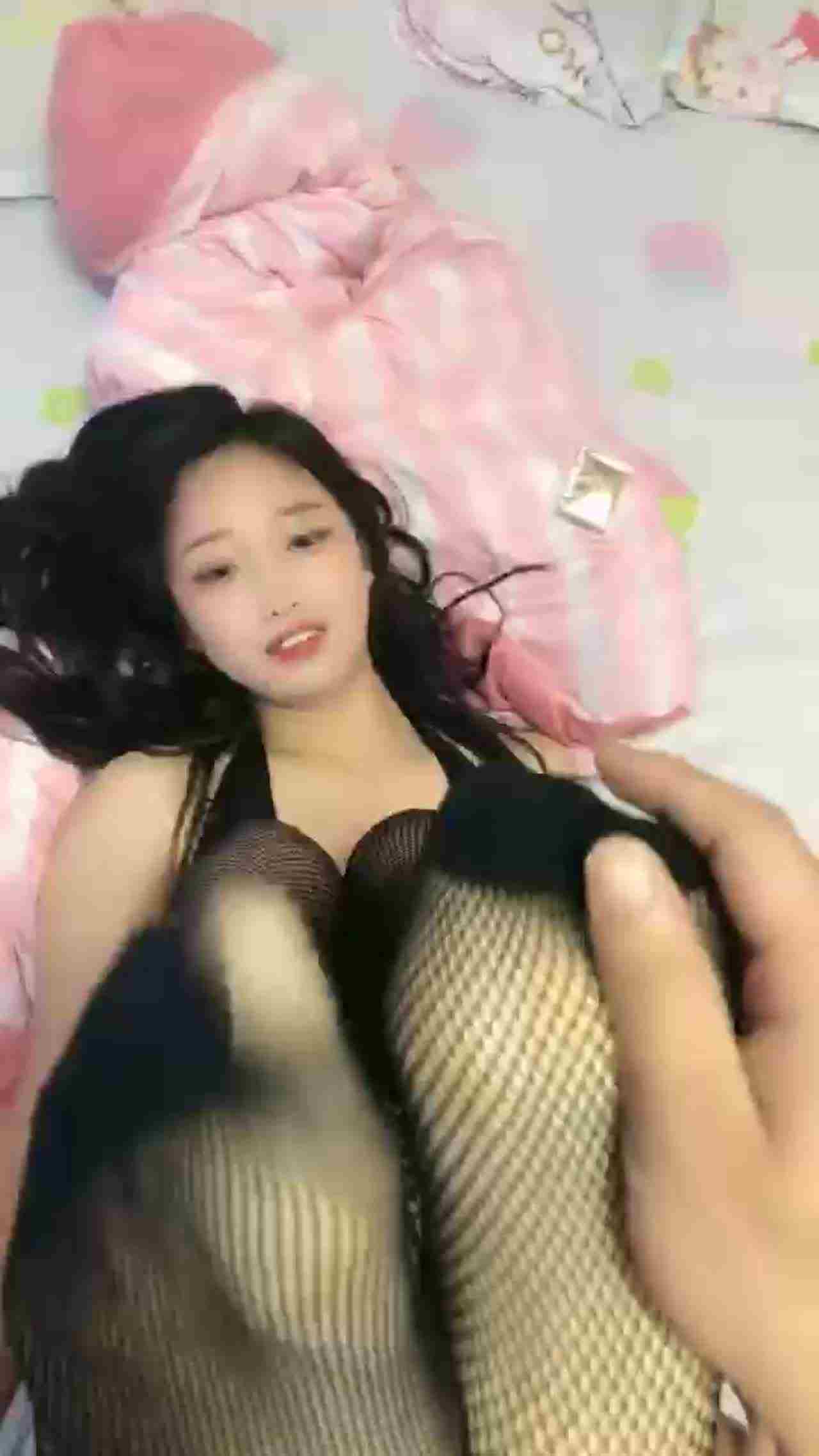  网衣少女直拨性爱趴 的剧照7