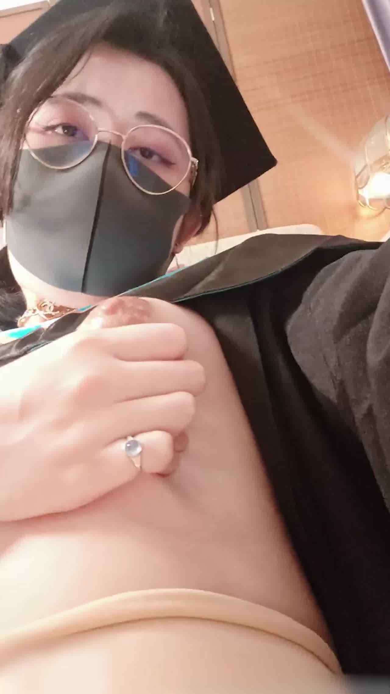  肉丝学士服扣逼自慰爽到翻白眼 的剧照2