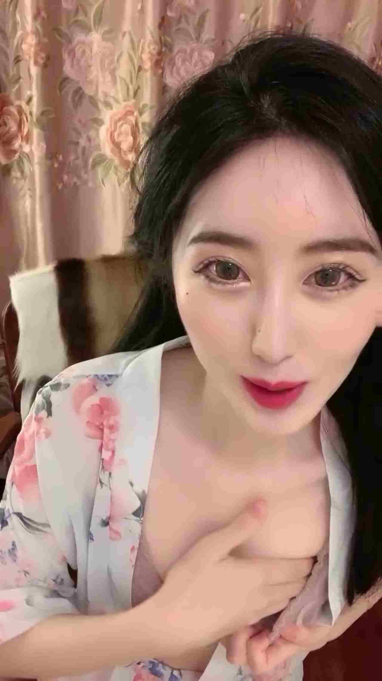  性感女主播大尺度露出粉红嫩鲍 的剧照5