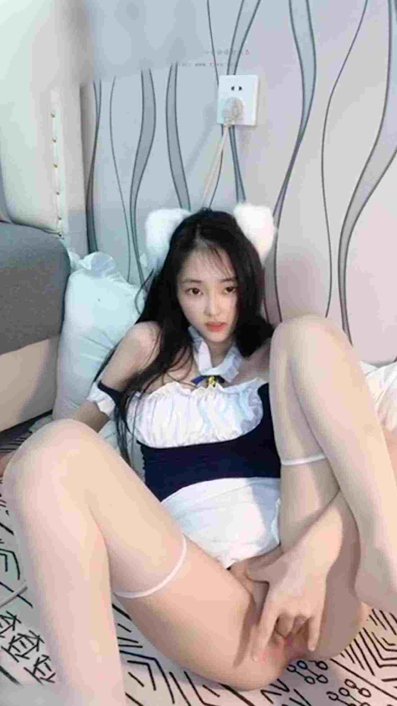  可爱白晰萝利自慰骚逼喃喃自语 的剧照1