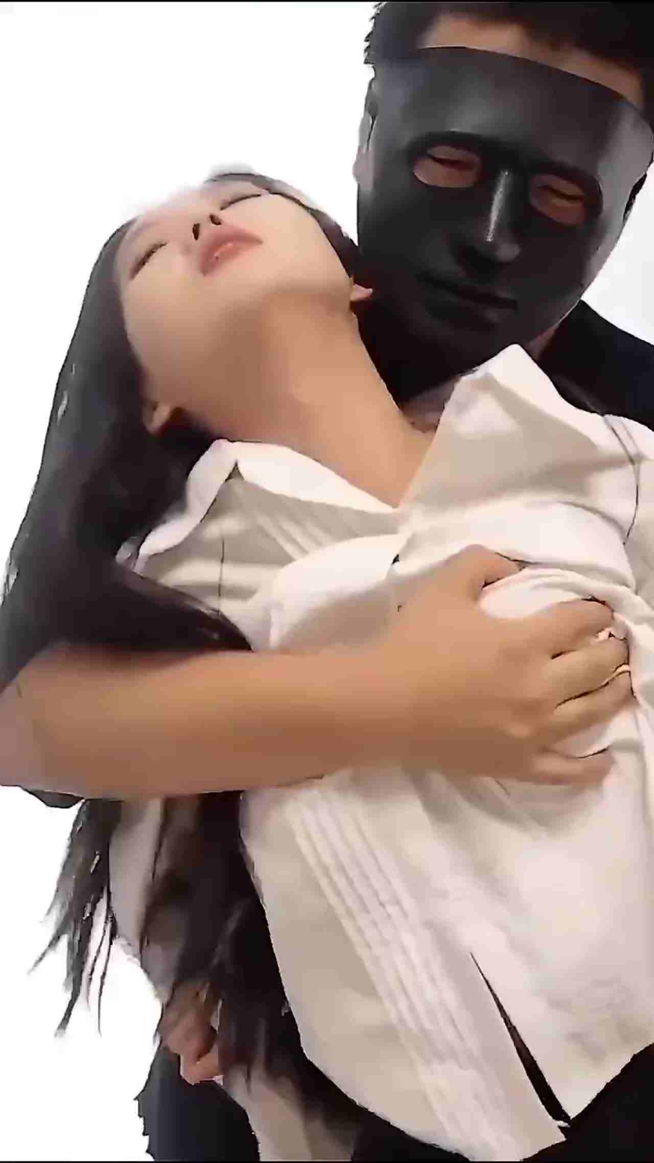  高颜质模特美女 惨遭强奸施暴狂啪啪～～ 的剧照7