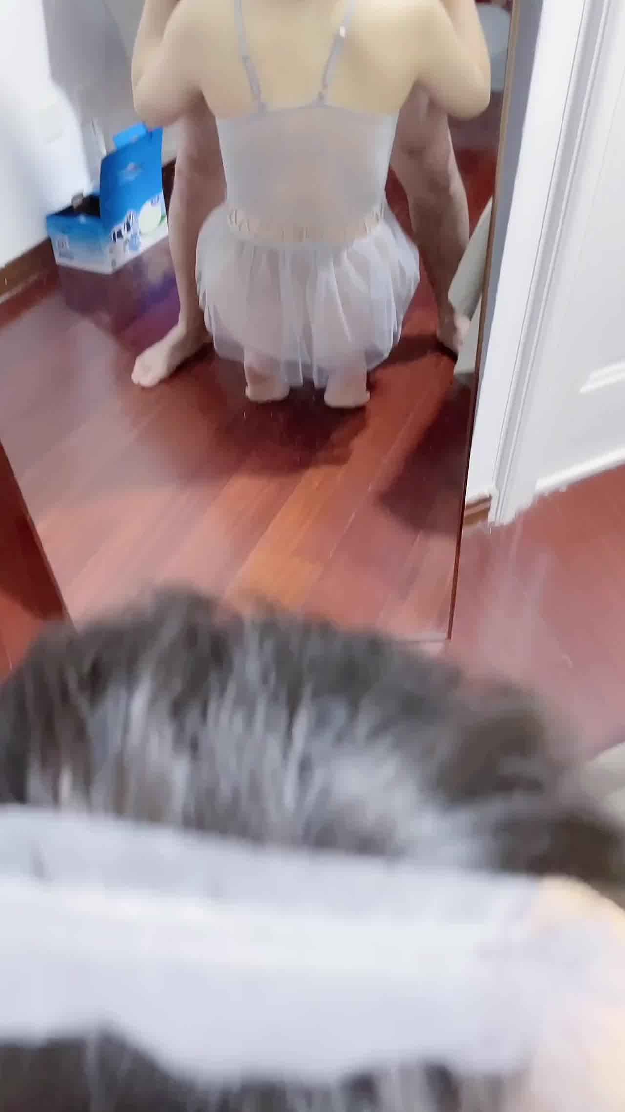  柜姐人妻跪在地上乖乖吃鸡 的剧照2