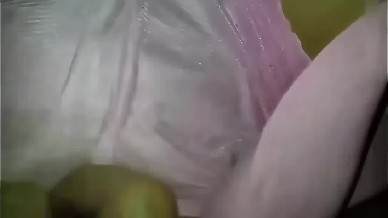  超劲爆，下Y迷倒女友，带回酒店让兄弟们从晚上蹂躏到天亮 的剧照1