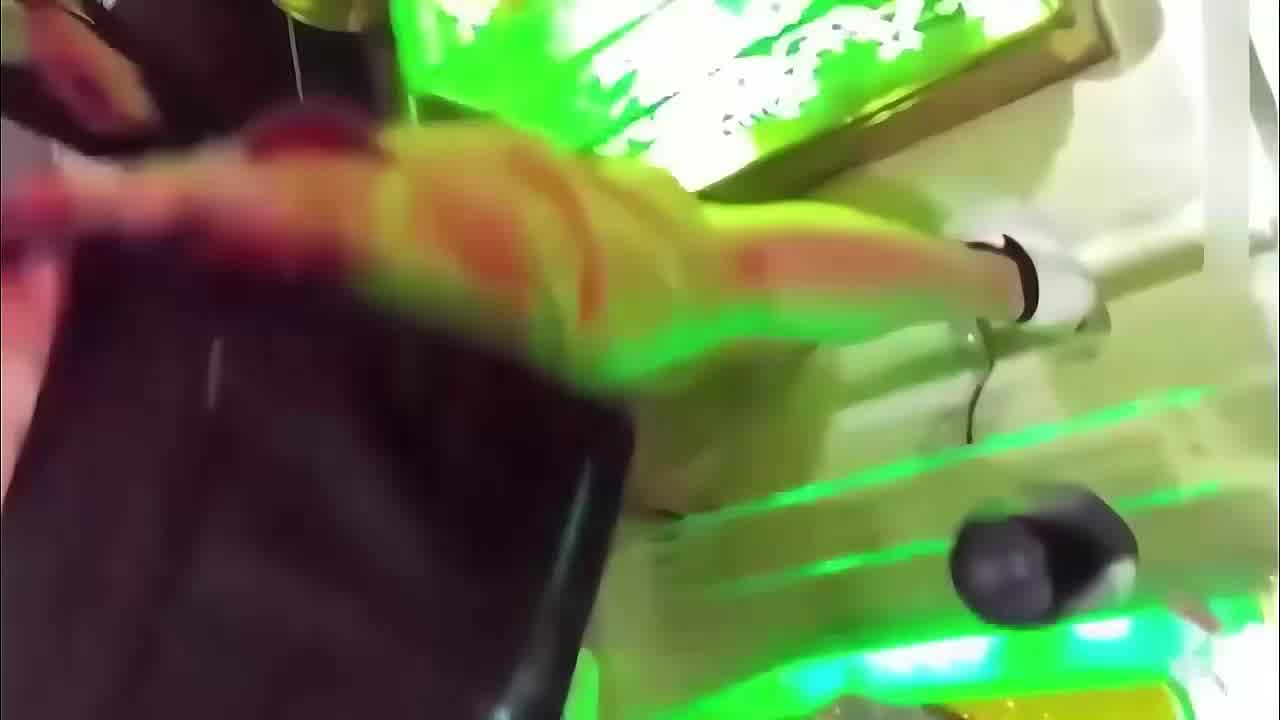  超劲爆，下Y迷倒女友，带回酒店让兄弟们从晚上蹂躏到天亮 的剧照5