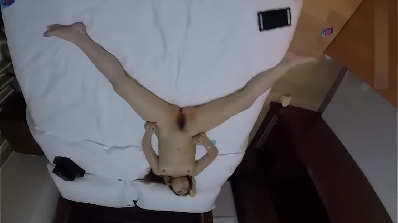  超劲爆，下Y迷倒女友，带回酒店让兄弟们从晚上蹂躏到天亮 的剧照6