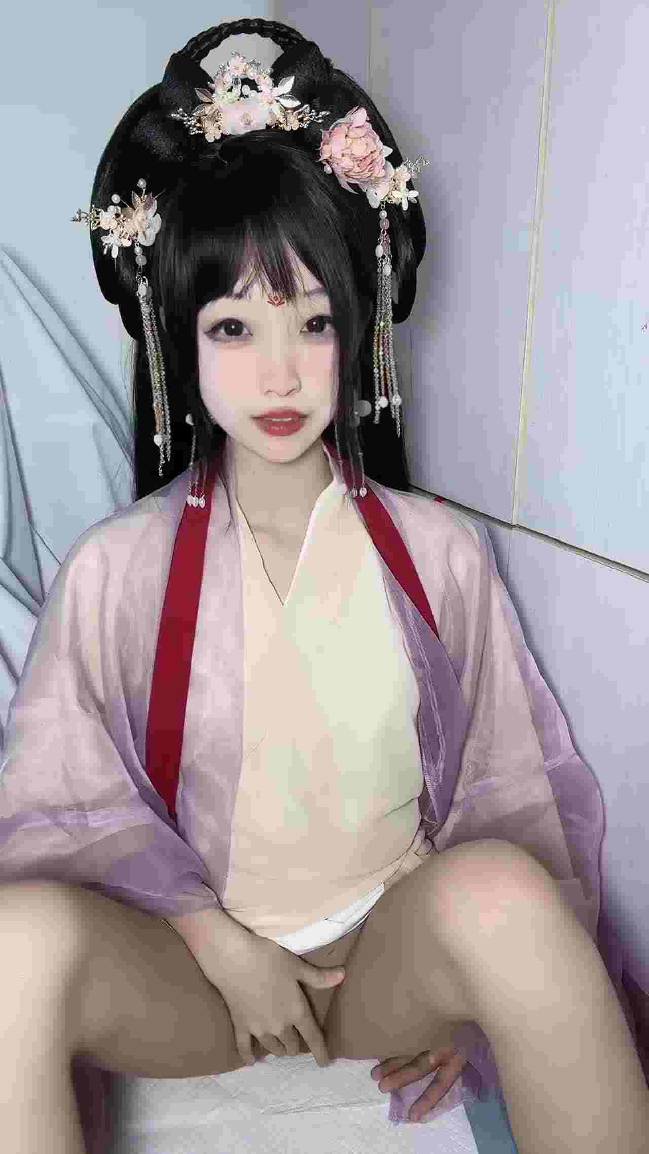  自购X高价露脸-汉服阳具骑乘自慰，剧情演绎被山大王强奸，短短几分钟喷了3次尿 的剧照2