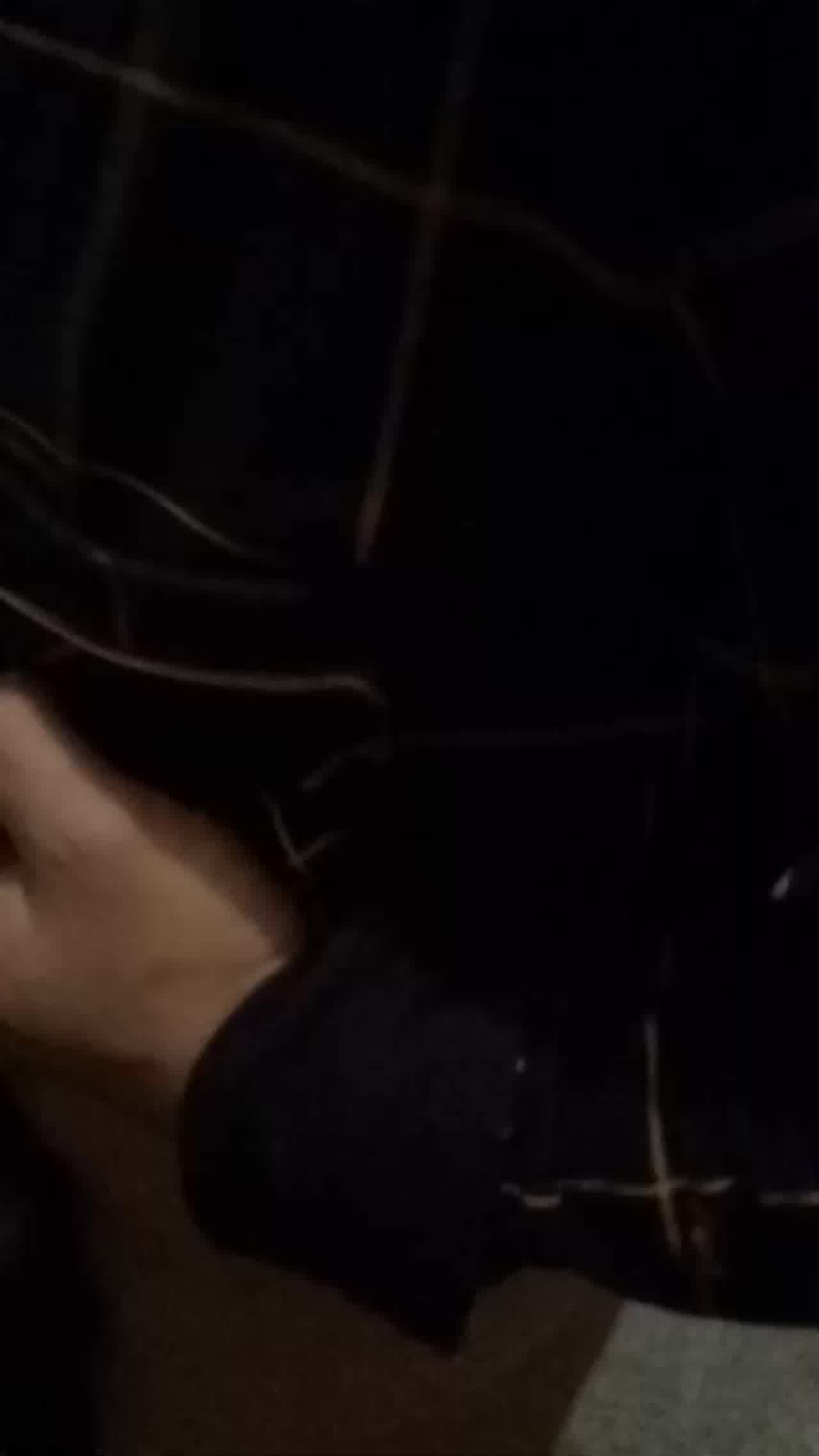  骚货娘们夜晚寂寞难耐，勾搭邻居到顶楼打炮，上来就吃鸡脱裤子做爱 的剧照8