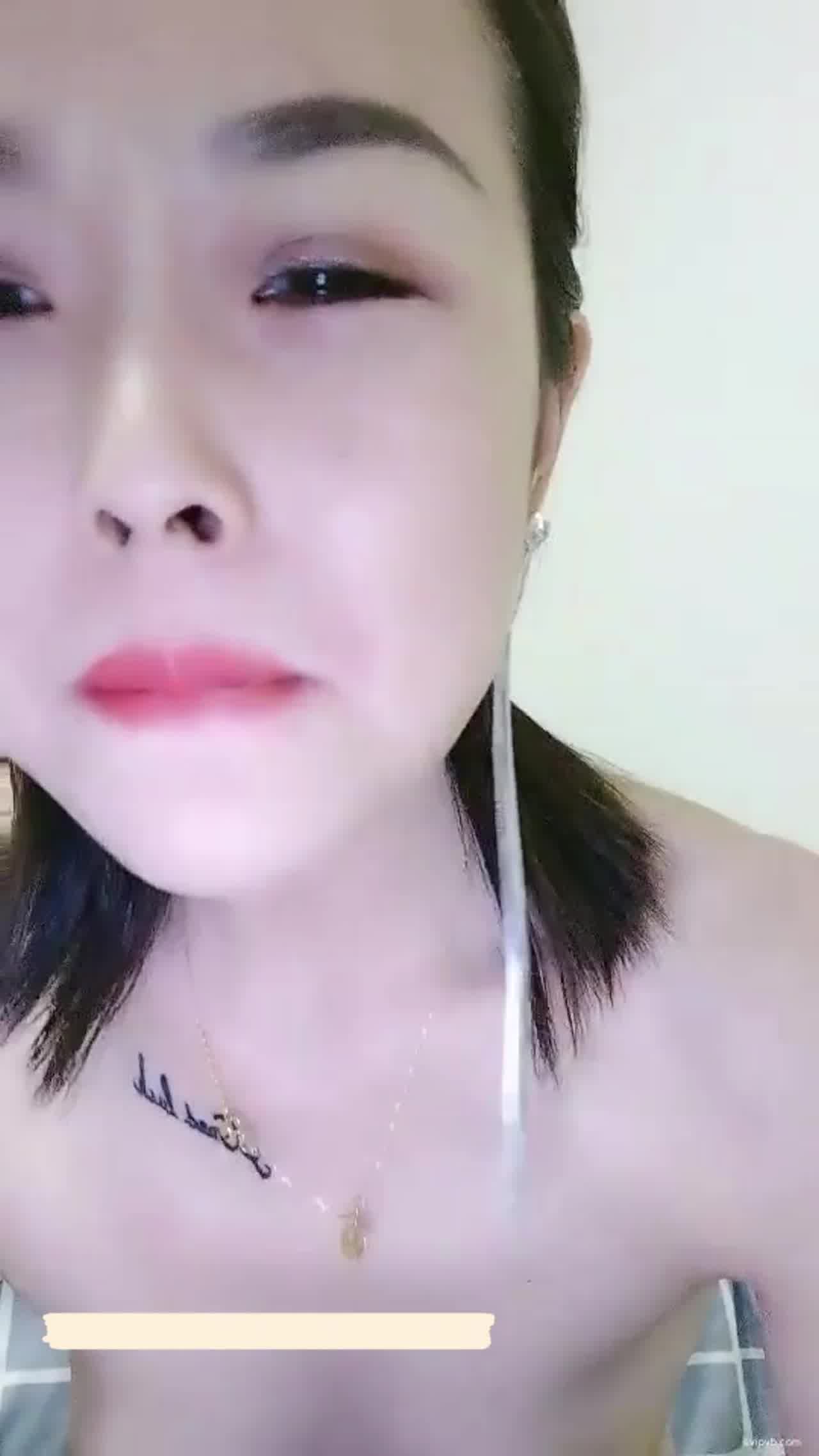  阴道极限 大象屌你见过吗？挑战阴道的极限，一瓶风油精，拳交，逼抽烟！终于知道她为什么不用男人了 的剧照6