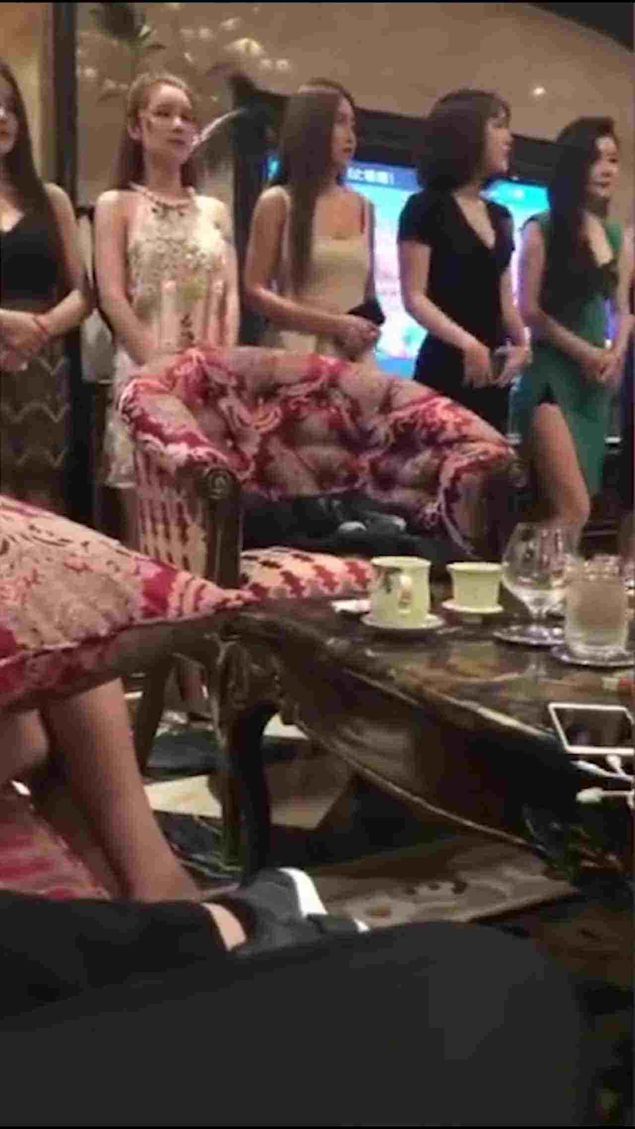  疯狂KTV夜店女孩午夜狂欢 的剧照3