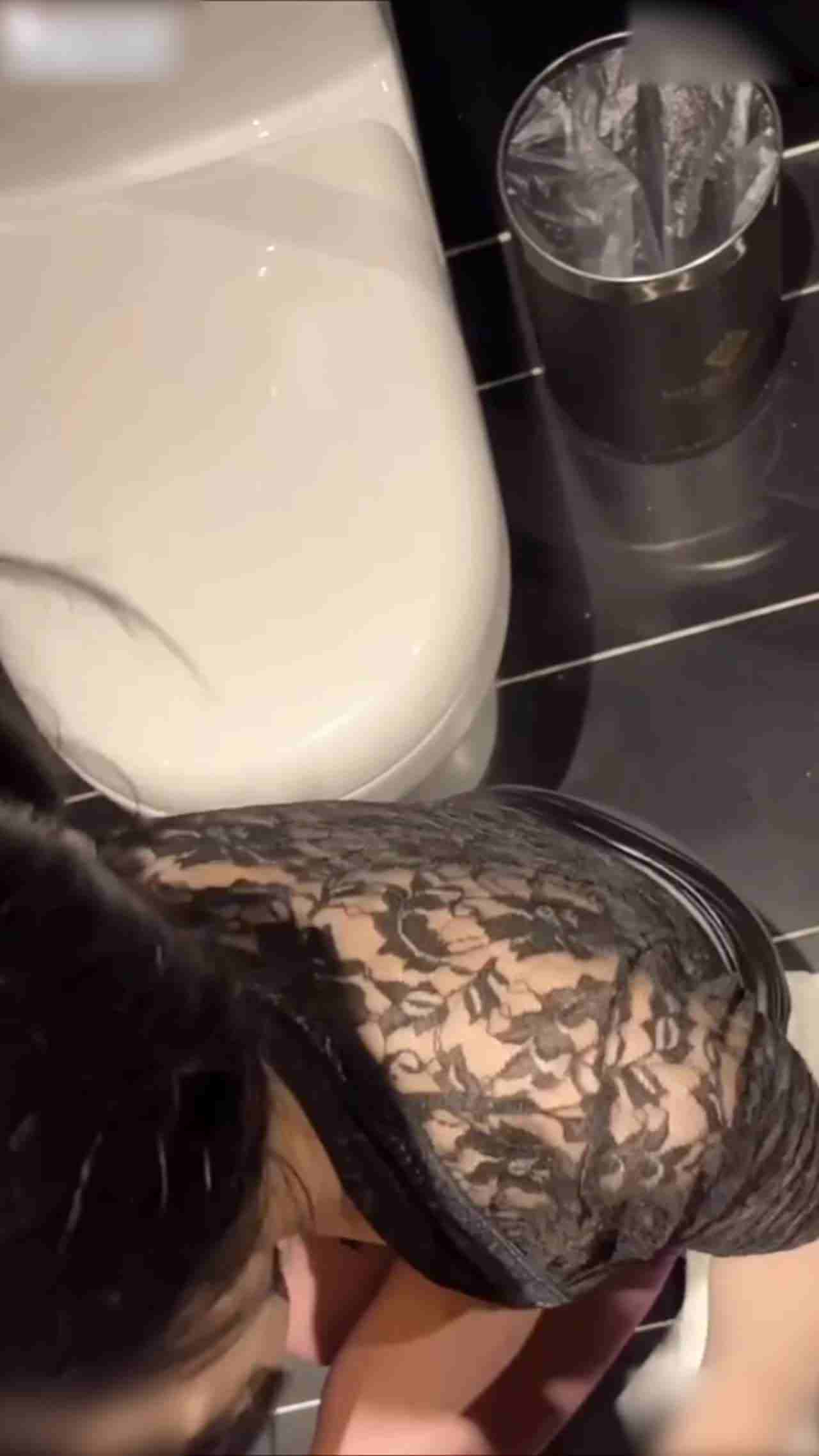  酒吧刚认识竟能耖 尿失禁体质，不停的放尿 的剧照4