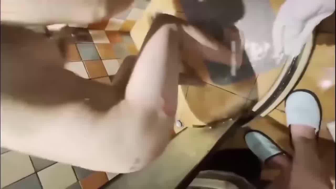  【脚都伸进逼里了】超级母狗，躺下被狂打耳光，另一个妹子用脚玩逼，脚都能塞进去一半，边插边语言辱骂 的剧照3