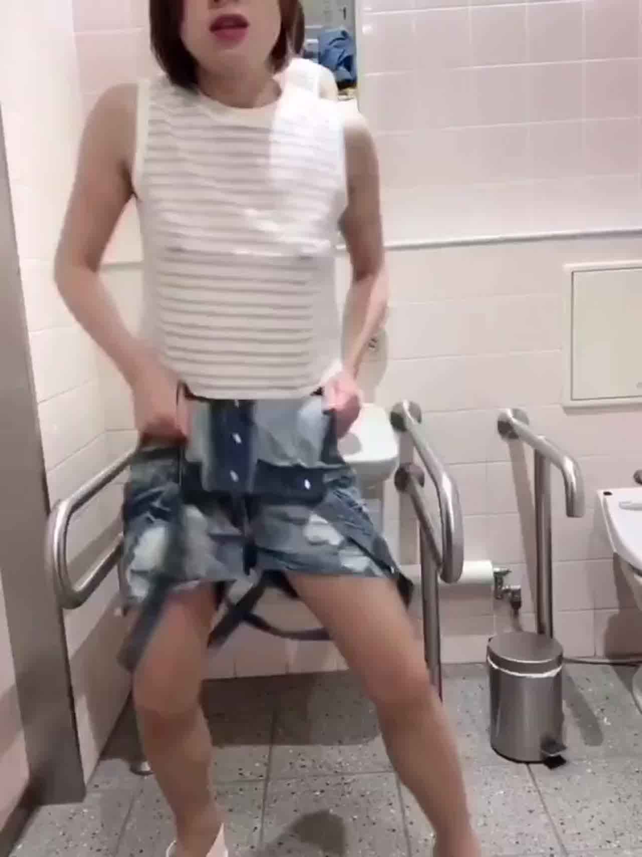  已婚骚妇的厕所诱惑 的剧照10