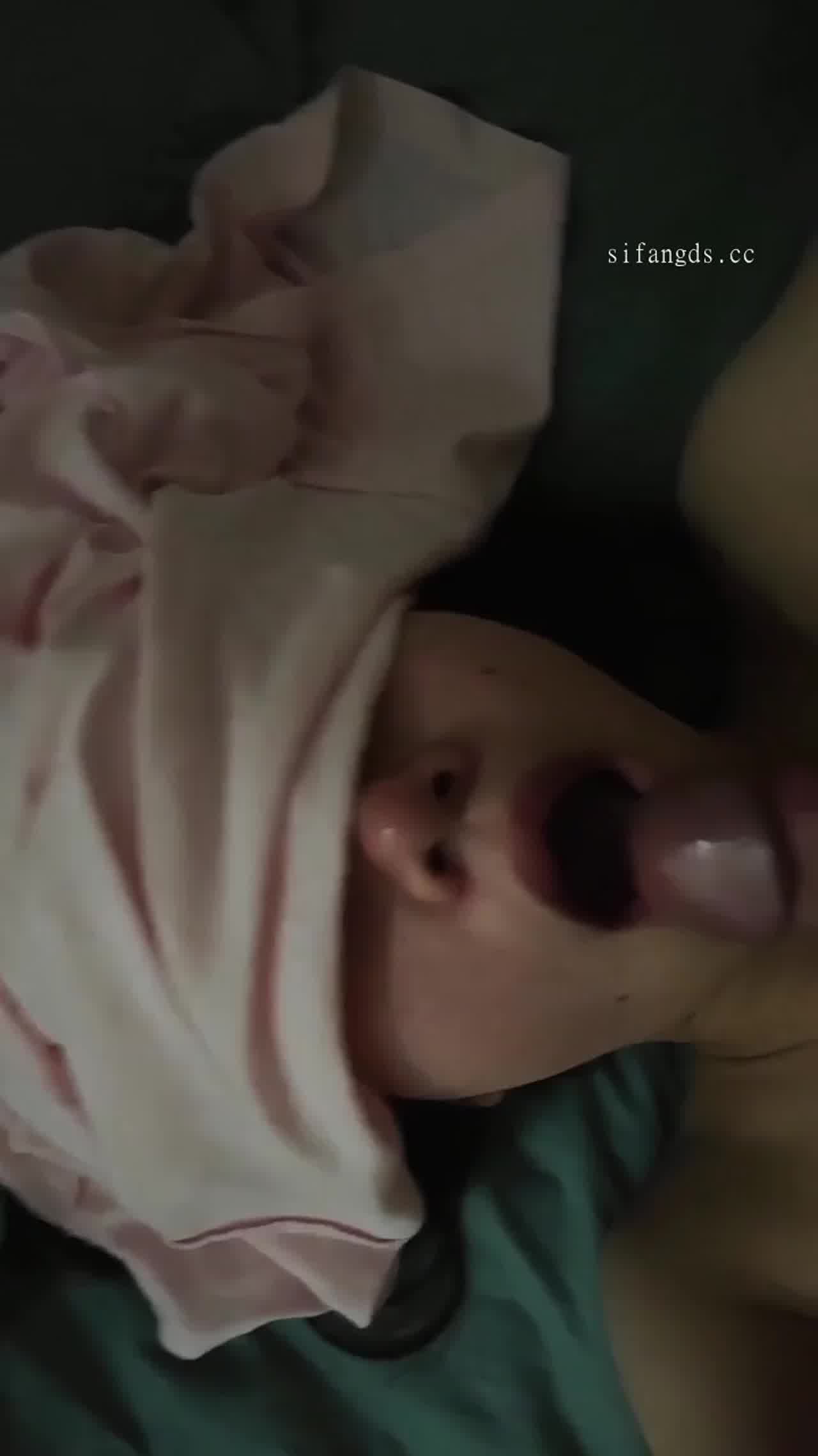  【你没录我视频吧？】顶级清纯反差，看到男友拍照打掉摄像机，没想到被罚尿满全身，和口爆吞精调教 的剧照1