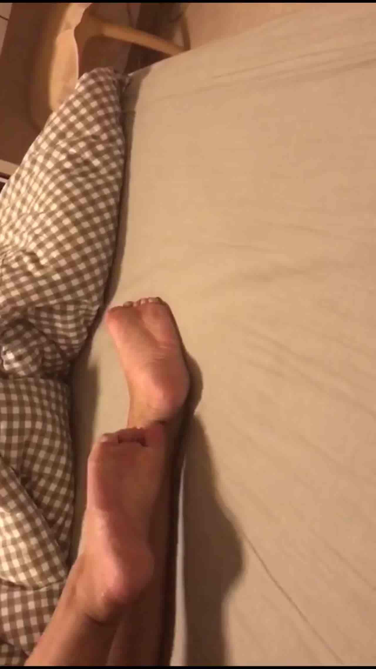  骚女友的，美脚 的剧照9