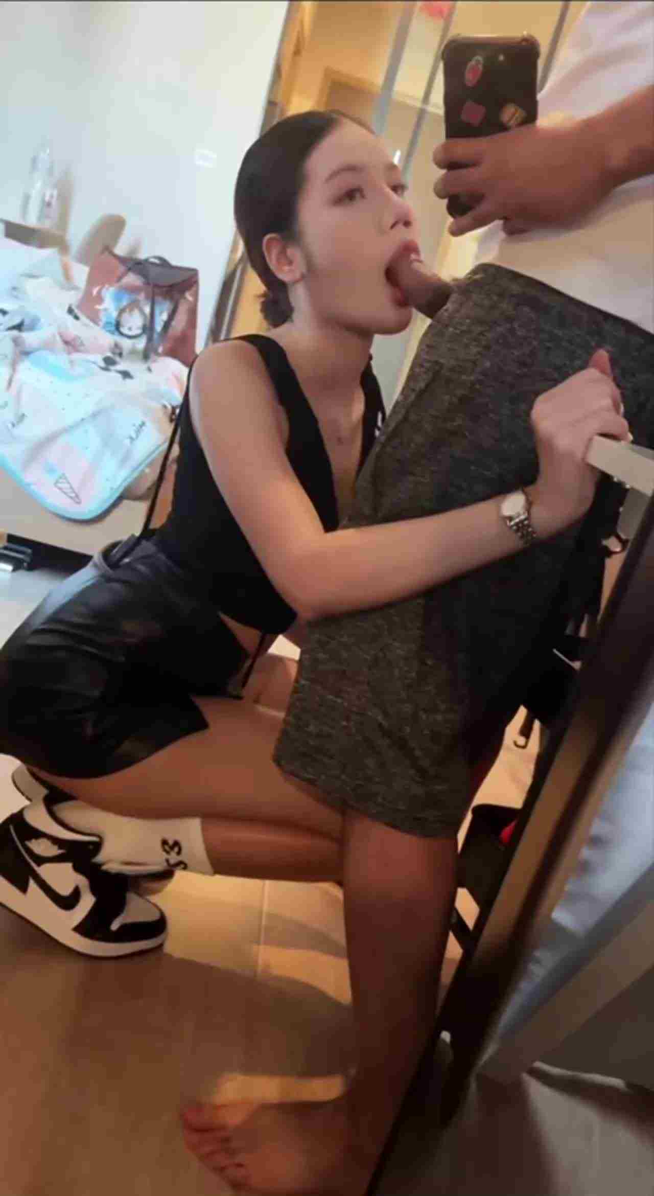  穿着AJ就蹲下来帮我吃鸡！ 的剧照4