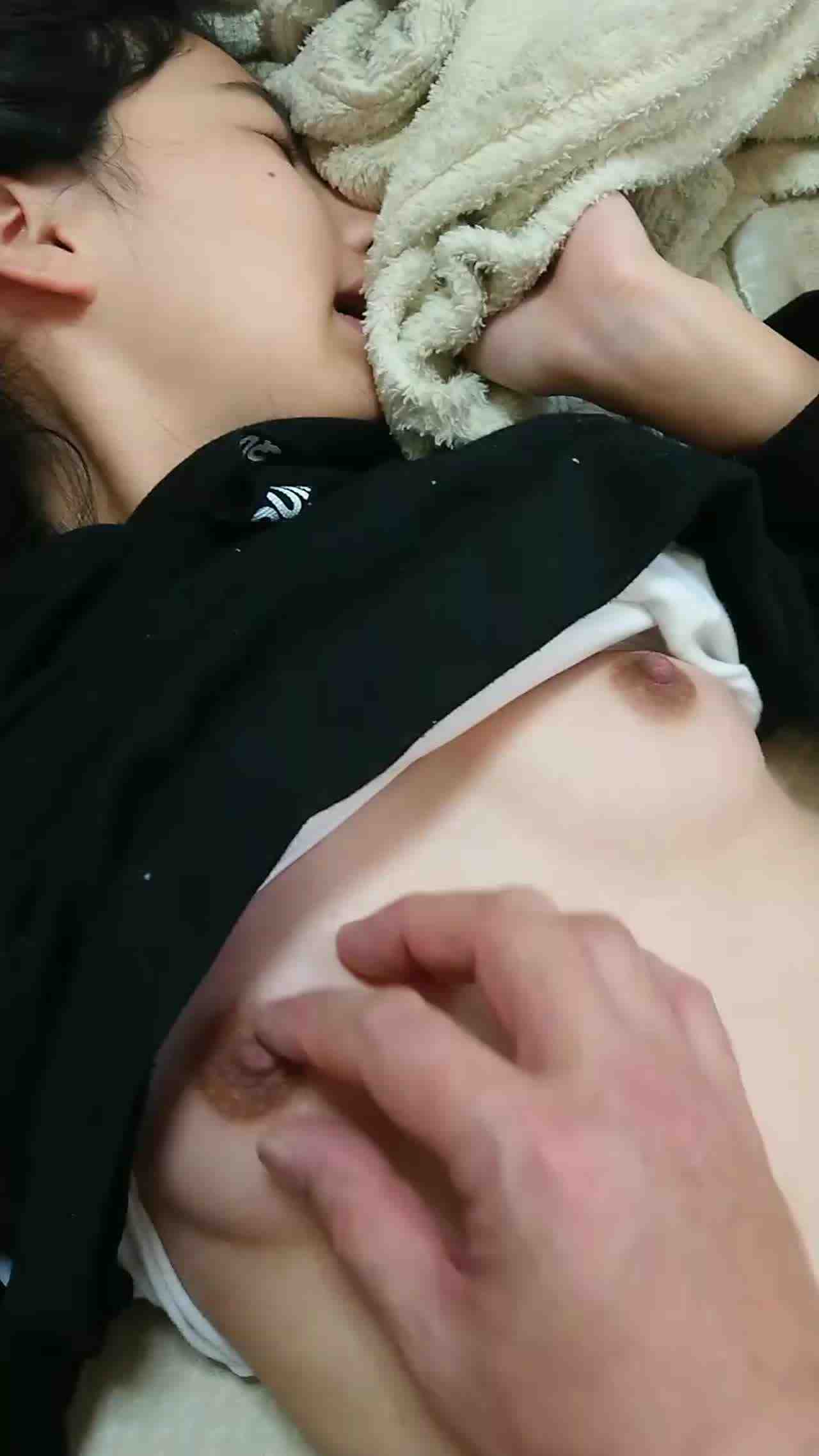  蹭着弟媳睡着过来摸两下 的剧照5