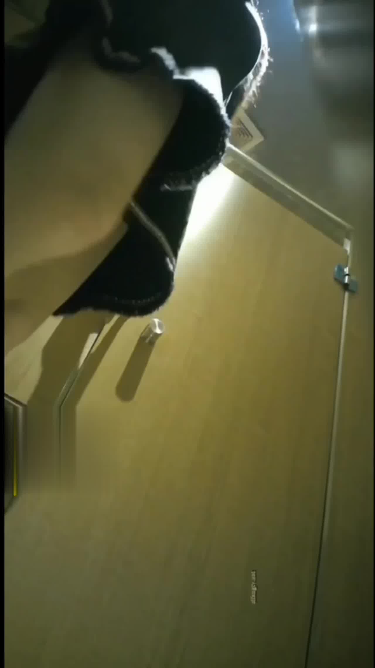  厕拍大神大胆拍摄各类极品气质美鲍，发现小姐姐在厕所扣洗骚穴 的剧照9