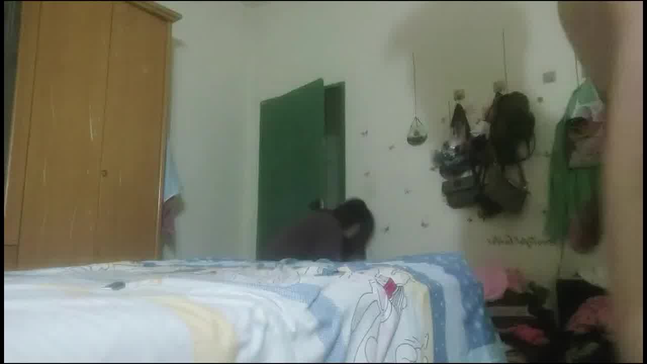  城中村嫖娼，搞着搞着女同事进来了，男的来了一句卧槽，套子掉进去了，无套内射。 的剧照3