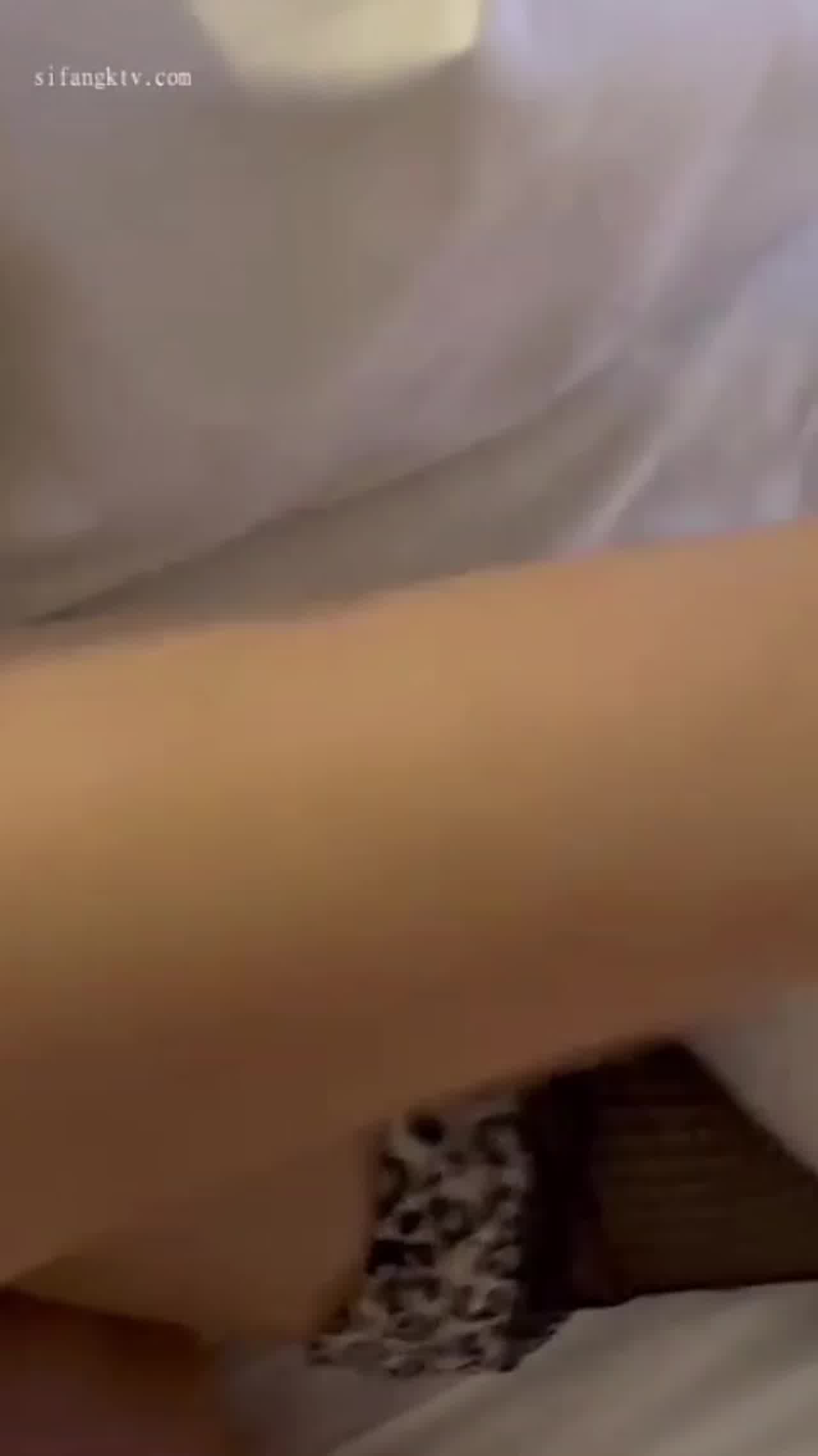  全网疯传！！长沙美女空姐与男友机师调教性爱视频泄密 的剧照2