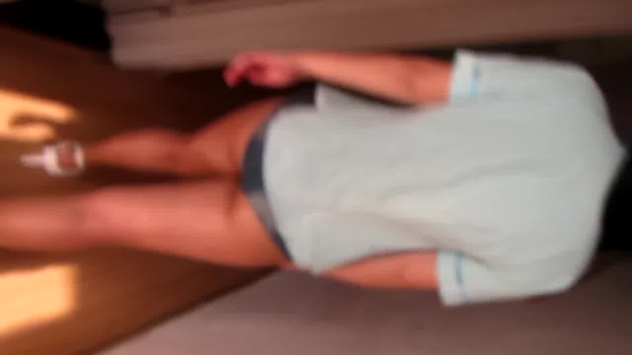  静静被摄影师要求b里放跳蛋忍不住流水了 的剧照4