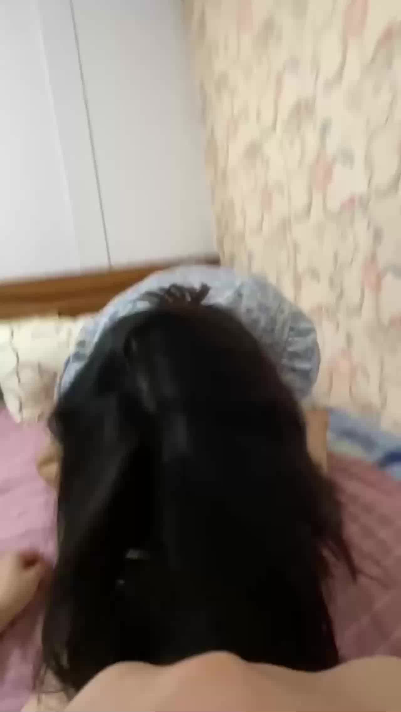  趁着工友在上班，特意请假来看望他来大姨妈的老婆 的剧照1