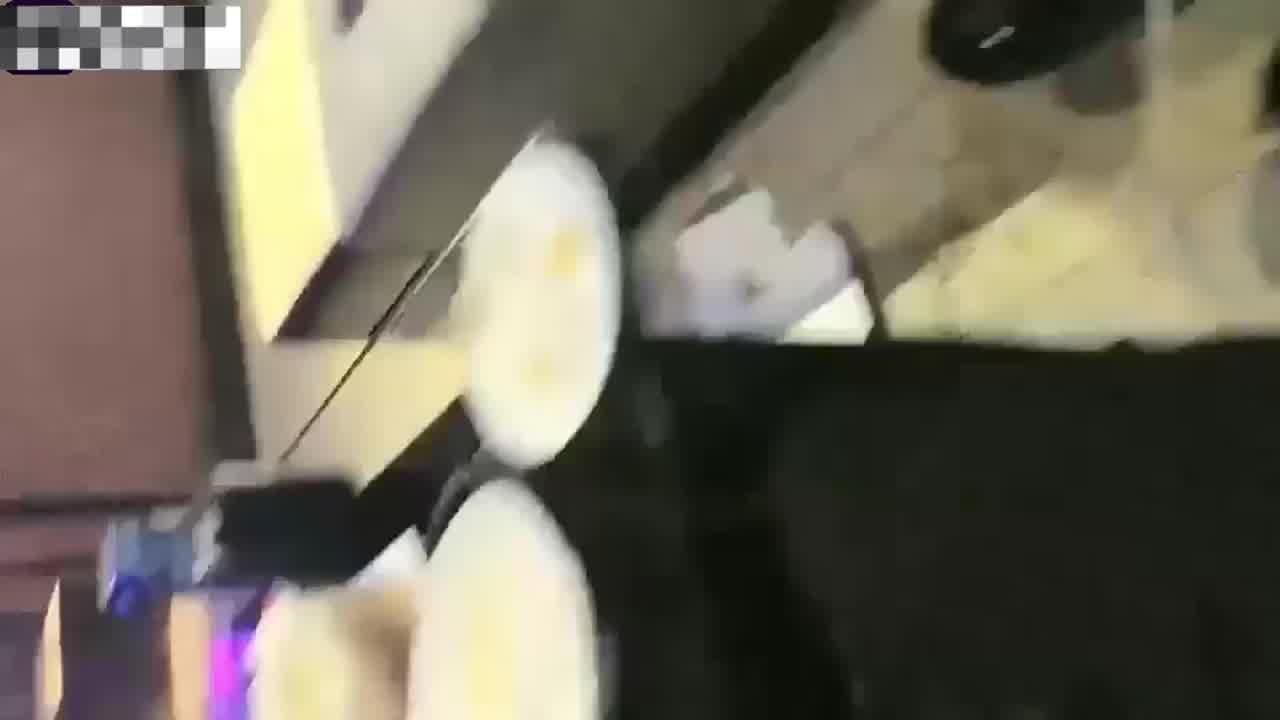  约00后小萝莉K歌，几瓶啤酒灌下去不省人事，马上抱起来冲刺 的剧照4