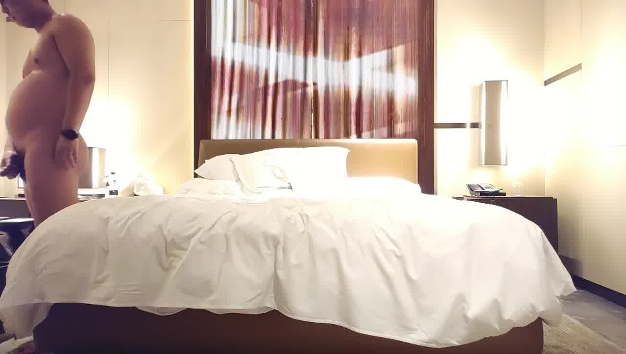  小宝寻花大神带你找大圈外围，深夜甜美极品长腿美女，浴室洗澡拍摄蹲着口交，骑乘后入猛操晃动奶子 的剧照4