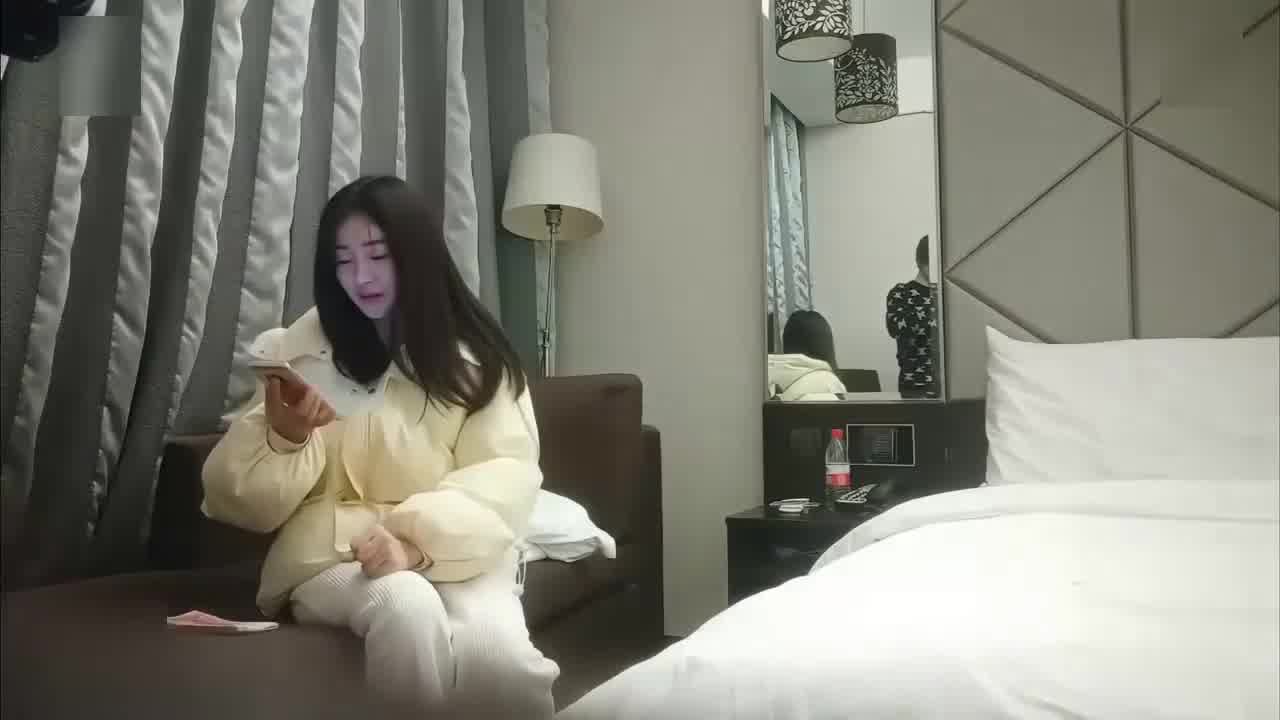  漂亮美眉，身材丰满性格温柔，猛抠骚逼，偷偷拔套输出‘妹妹都要被你干透了’嗷嗷乱叫，对话精彩！ 的剧照1