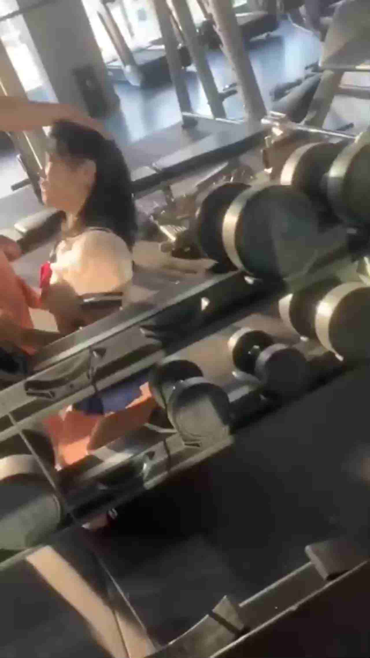  淫荡健身学生口爆教练大肉棒 的剧照6