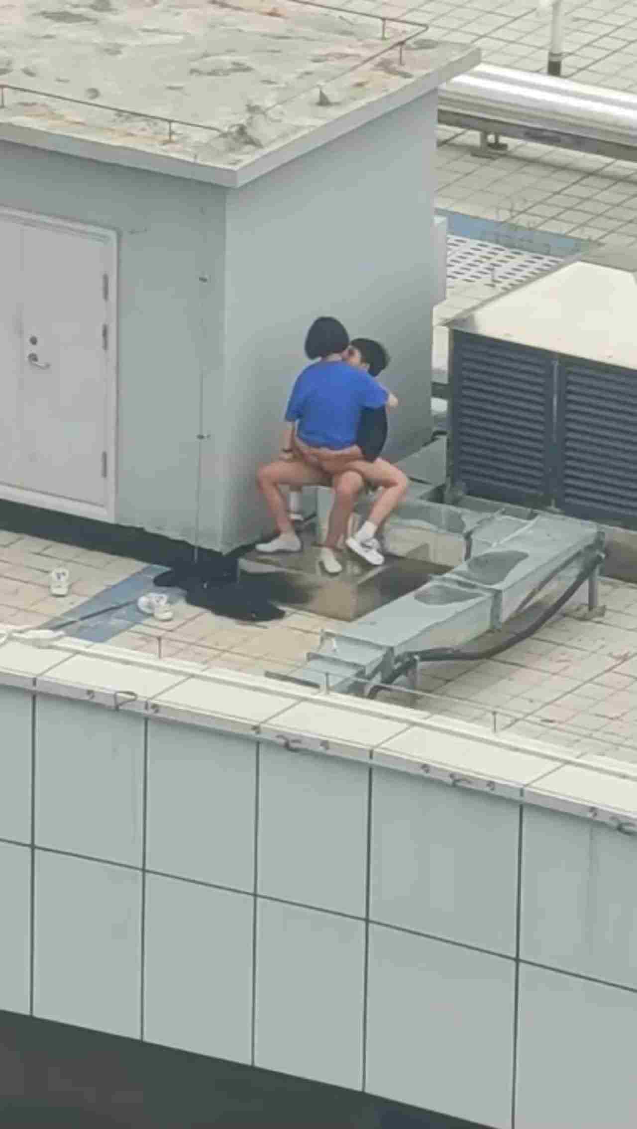  【独家首发】高中情侣翘课跑到商场天台啪啪，解锁各种姿势 的剧照2