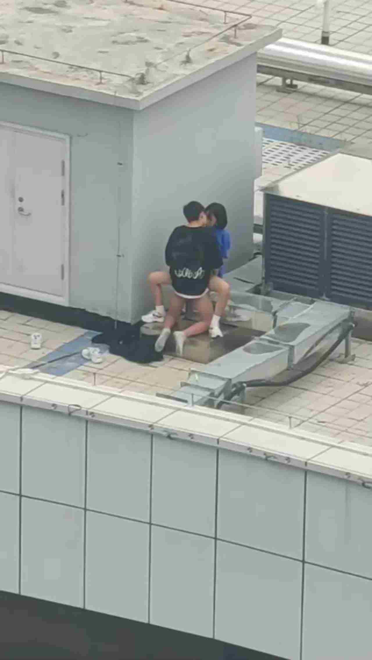  【独家首发】高中情侣翘课跑到商场天台啪啪，解锁各种姿势 的剧照4