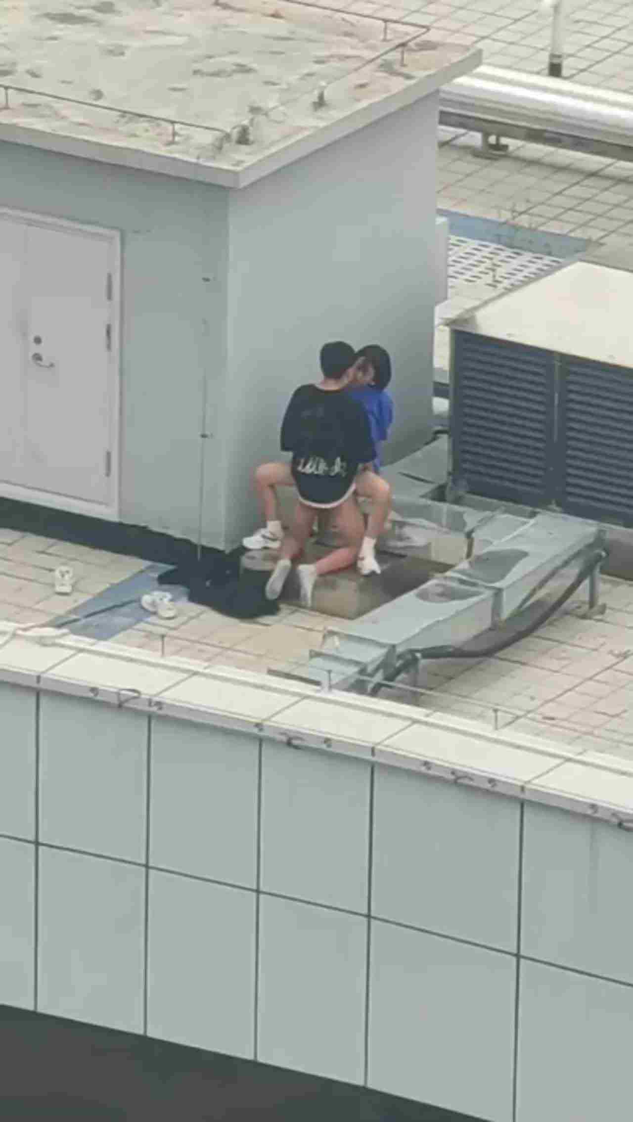  【独家首发】高中情侣翘课跑到商场天台啪啪，解锁各种姿势 的剧照6
