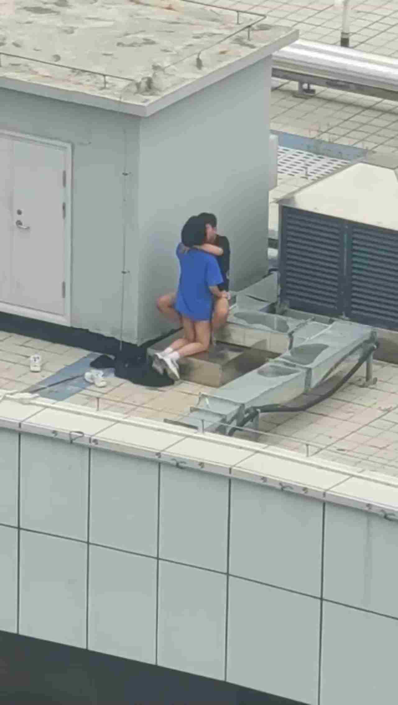  【独家首发】高中情侣翘课跑到商场天台啪啪，解锁各种姿势 的剧照9