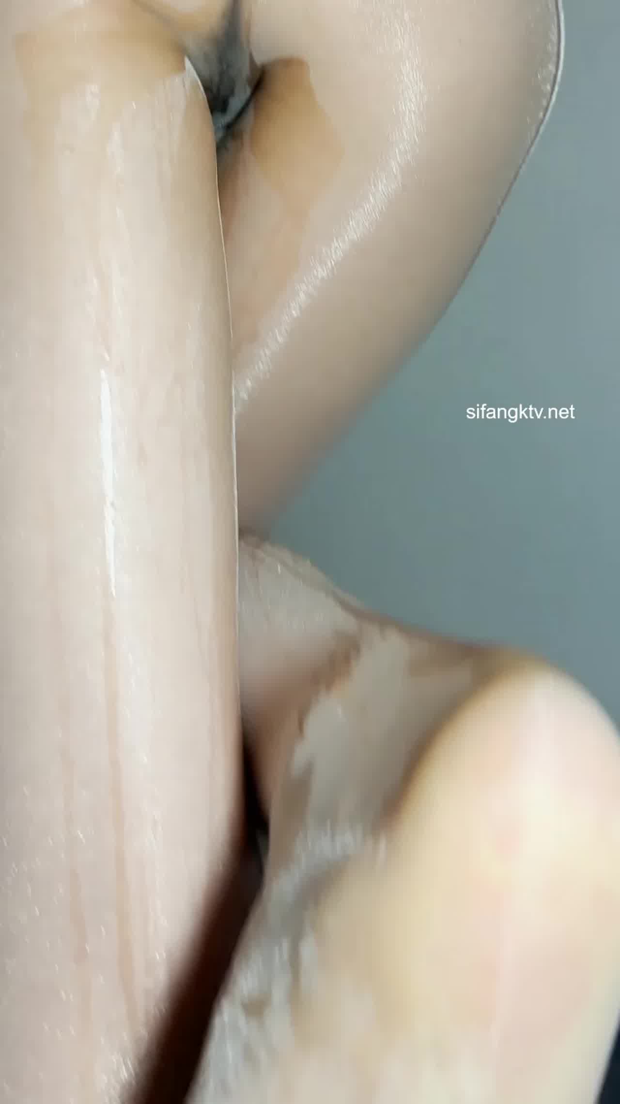  ⑥露出放尿-白丝高跟一边走一边尿 的剧照7