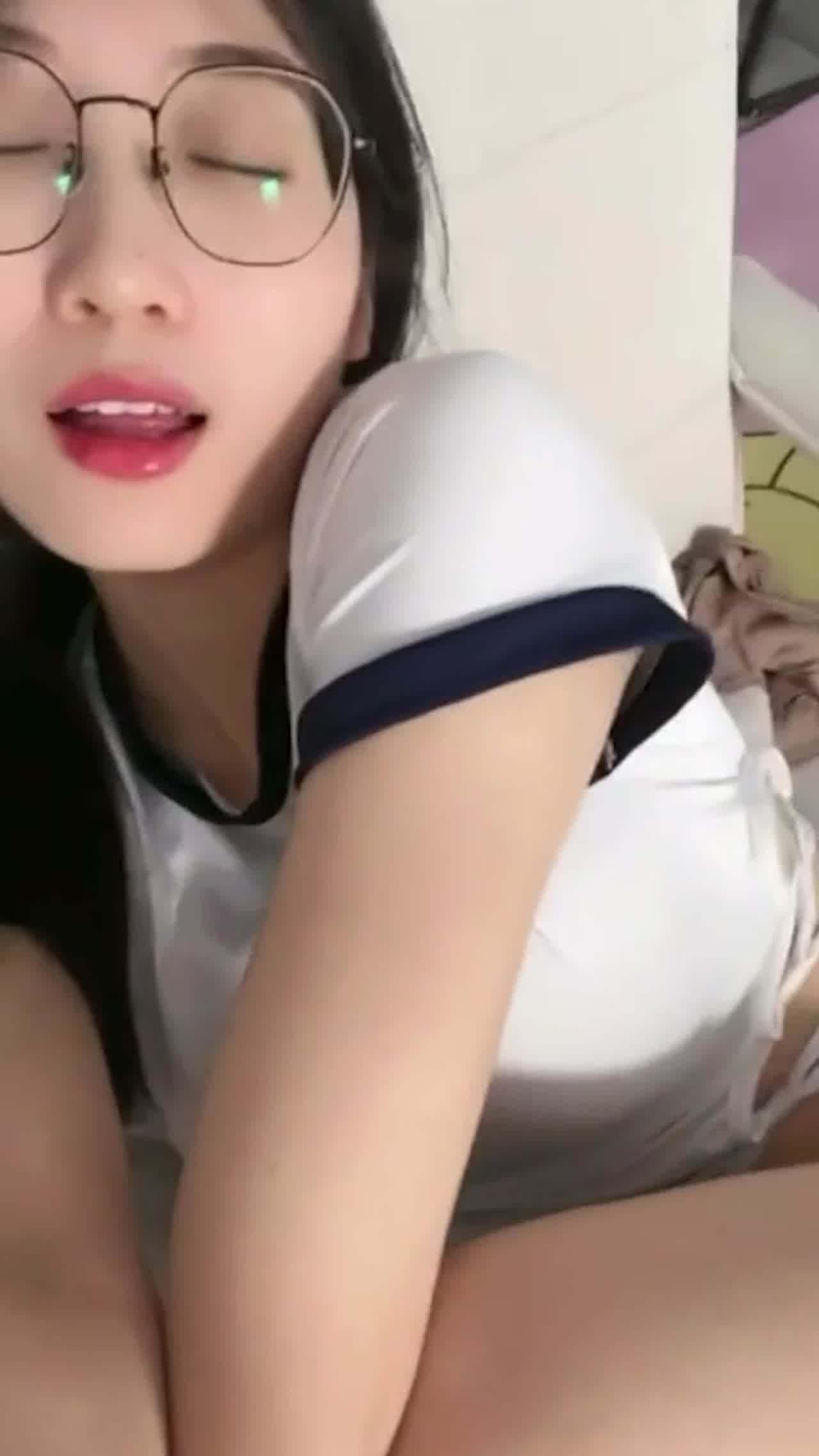  平台极品反差眼镜妹大屁股小姐姐卖力玩高潮痉挛视频福利 的剧照10