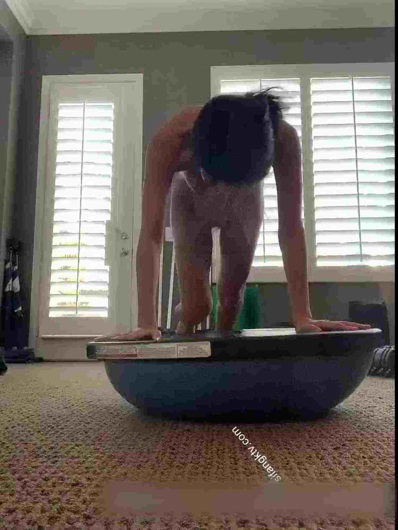  Mizukawa 边运动边诱惑 只要是男人谁顶的住阿 的剧照10