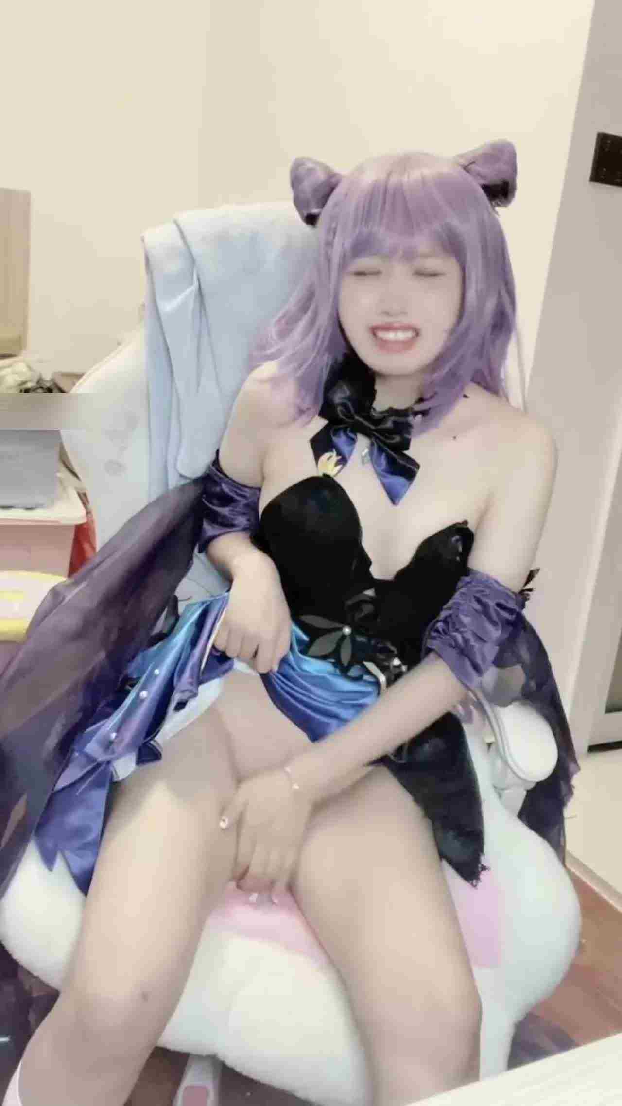  cos原神刻晴露脸假鸡巴口交自慰 的剧照1