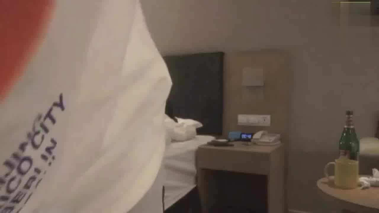  【PUA大神】大神与高中学妹玩游戏喝酒，极限拉扯，扒光强上，激烈反抗被强行插入，真刺激 的剧照8