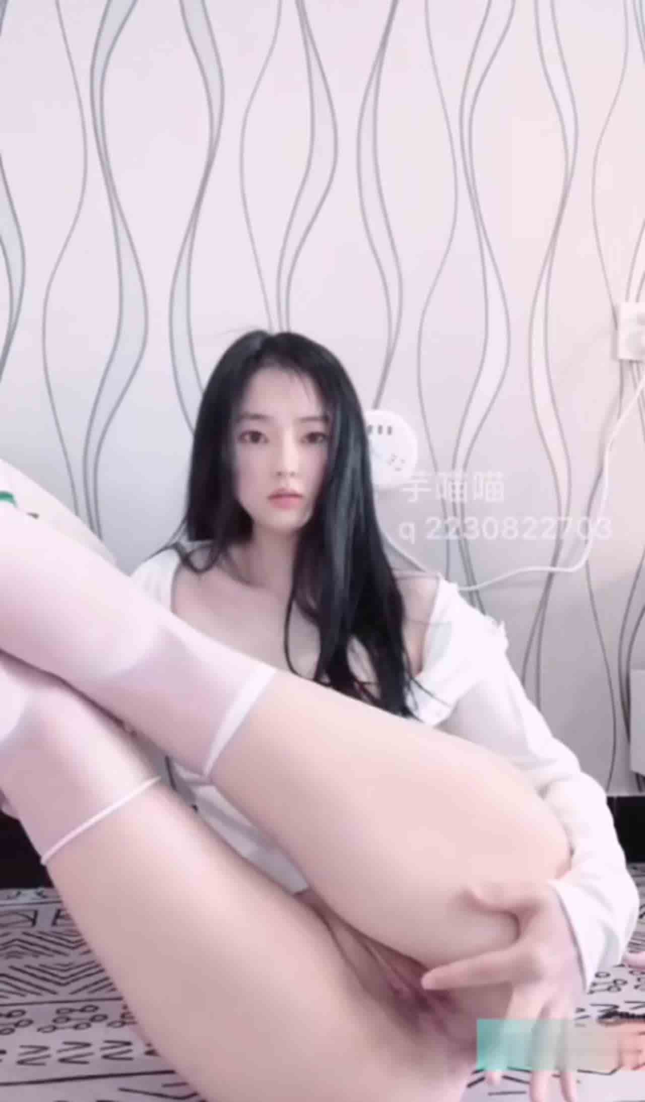  极品网红芋喵喵 钻石自慰棒 的剧照2