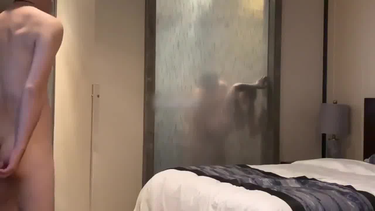  酒店看情侣浴室打炮打手枪 的剧照10