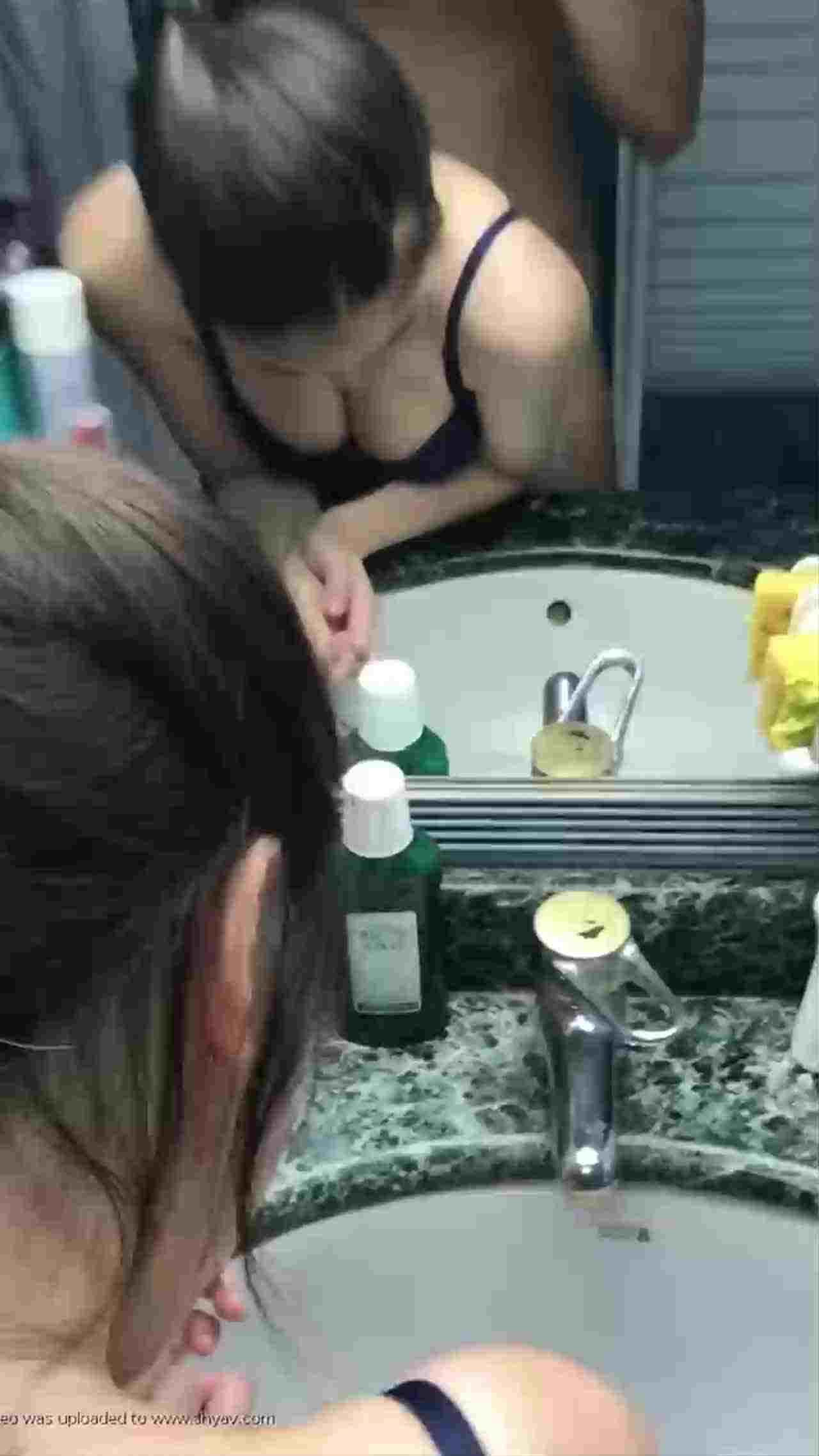  淫荡情侣厕所浴台站立后入抽插 气氛很不错 的剧照1