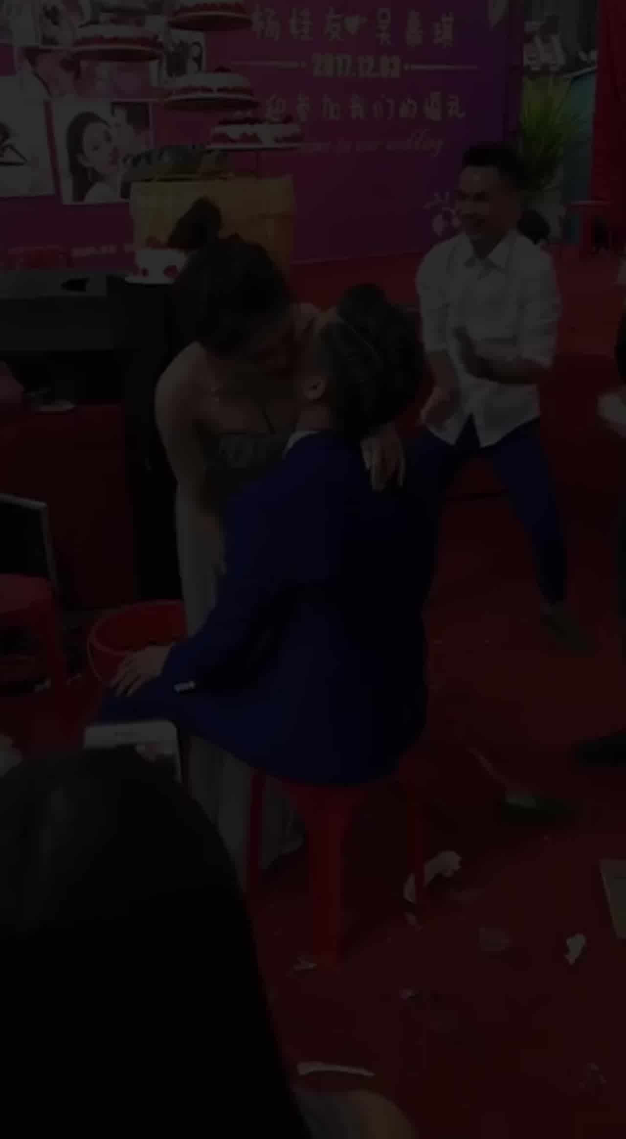  【低俗婚闹】某些地区的低俗闹婚，多人强上猥亵侮辱伴娘，亲朋好友还跟着一起起哄，还让跟口交一样口香蕉 的剧照8