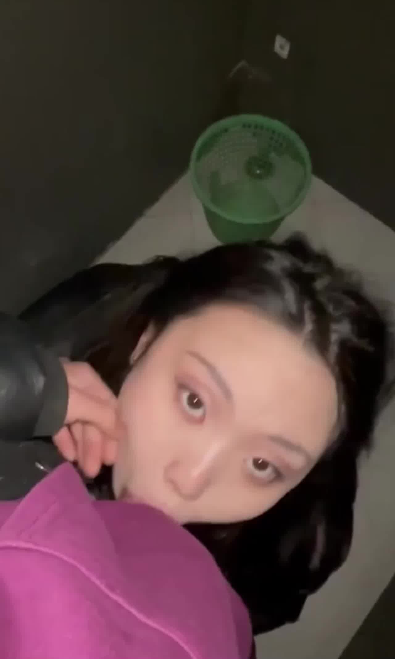  商场偶遇前女友先拉到厕所舒服一下 的剧照6